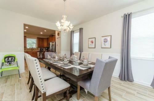 Elegant Centerpiece Pool Retreat In Champion Gates