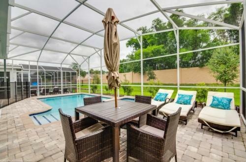 Elegant Centerpiece Pool Retreat In Champion Gates
