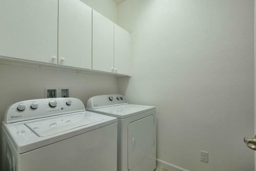 Solterra - 5 Bedrooms House W/pool-7029sr