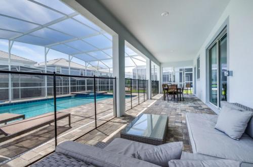 Eight-bedroom Villa 9076