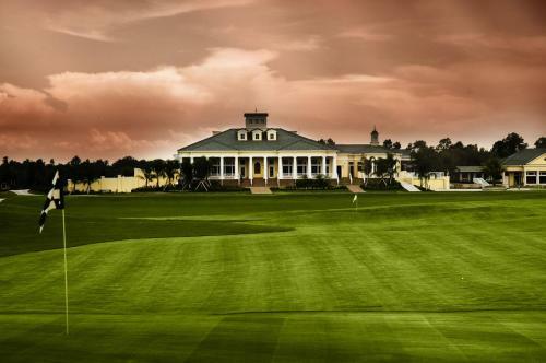 Multiple Vacation Homes In A Golf Resort And Private Pool