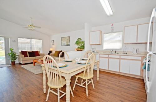 Hampton Lakes 215824