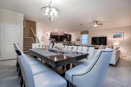 Nine-bedroom Villa 9000