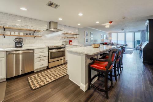 Shores Club - 305
