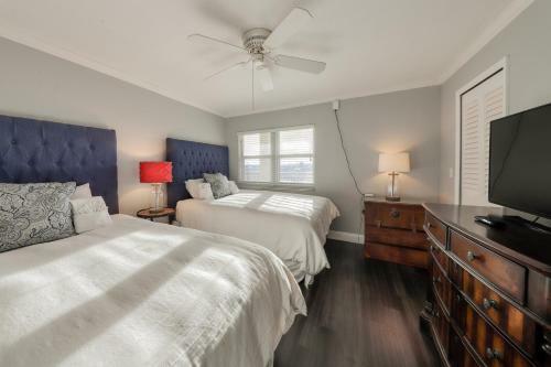 Shores Club - 305