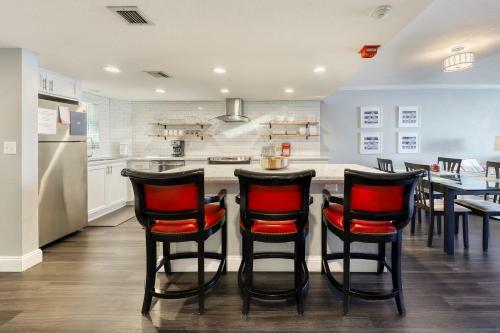 Shores Club - 305