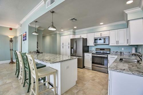 Apartamento Beachfront Condo, Walk To Pier And Dining!