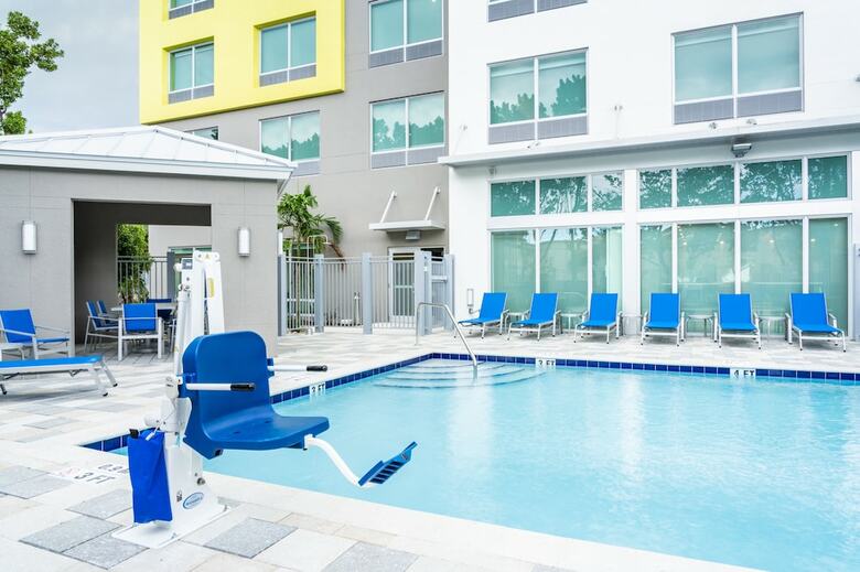 Holiday Inn Express Doral Miami, An Ihg Hotel