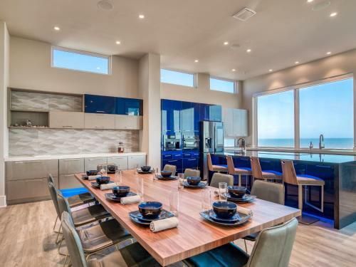 Oceanfront Designer Masterpiece - Rooftop Hot Tub Home