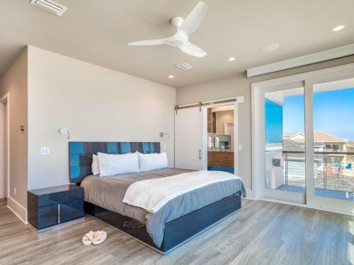 Oceanfront Designer Masterpiece - Rooftop Hot Tub Home