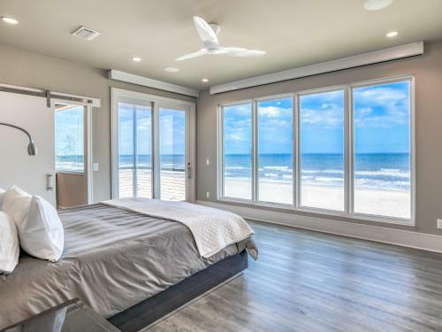 Oceanfront Designer Masterpiece - Rooftop Hot Tub Home
