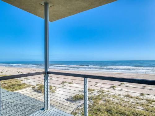 Oceanfront Designer Masterpiece - Rooftop Hot Tub Home