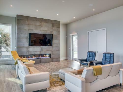 Oceanfront Designer Masterpiece - Rooftop Hot Tub Home