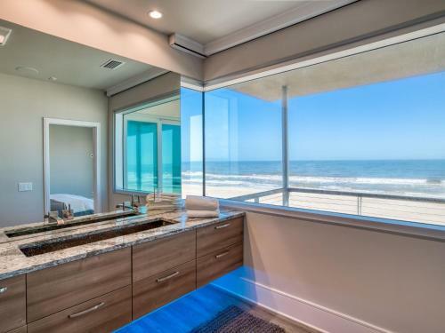 Oceanfront Designer Masterpiece - Rooftop Hot Tub Home