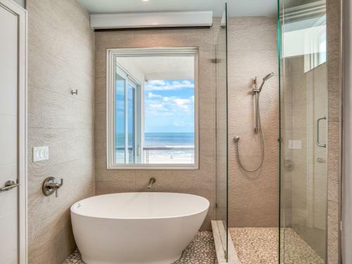 Oceanfront Designer Masterpiece - Rooftop Hot Tub Home