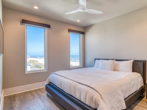 Oceanfront Designer Masterpiece - Rooftop Hot Tub Home