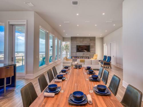 Oceanfront Designer Masterpiece - Rooftop Hot Tub Home