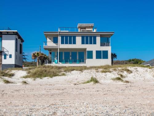 Oceanfront Designer Masterpiece - Rooftop Hot Tub Home