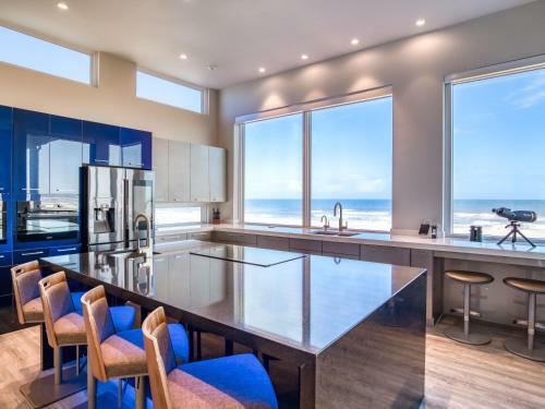 Oceanfront Designer Masterpiece - Rooftop Hot Tub Home