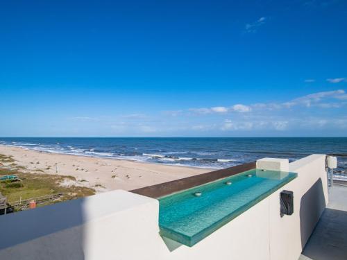 Oceanfront Designer Masterpiece - Rooftop Hot Tub Home