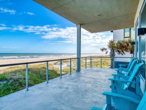 Oceanfront Designer Masterpiece - Rooftop Hot Tub Home