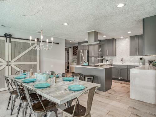Canal-front Dream - Pool & Dock, 3 Blocks To Beach Home
