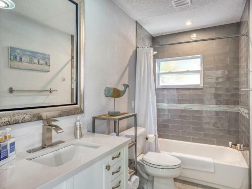 Canal-front Dream - Pool & Dock, 3 Blocks To Beach Home
