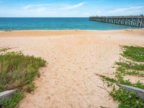 Canal-front Dream - Pool & Dock, 3 Blocks To Beach Home