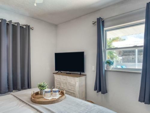 Canal-front Dream - Pool & Dock, 3 Blocks To Beach Home