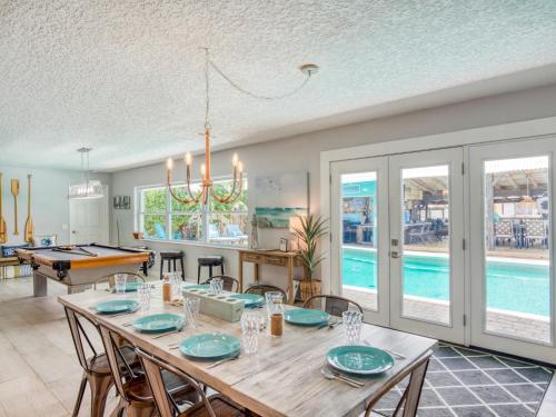 Canal-front Dream - Pool & Dock, 3 Blocks To Beach Home