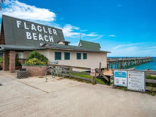 Canal-front Dream - Pool & Dock, 3 Blocks To Beach Home