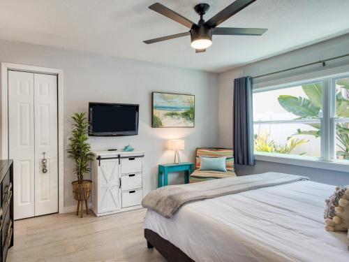Canal-front Dream - Pool & Dock, 3 Blocks To Beach Home
