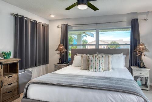 Canal-front Dream - Pool & Dock, 3 Blocks To Beach Home