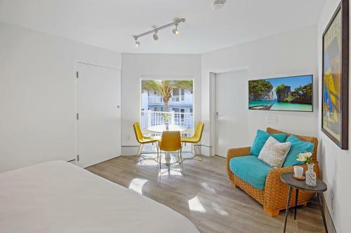 Hotel Ocean Treasure Beachside Suites