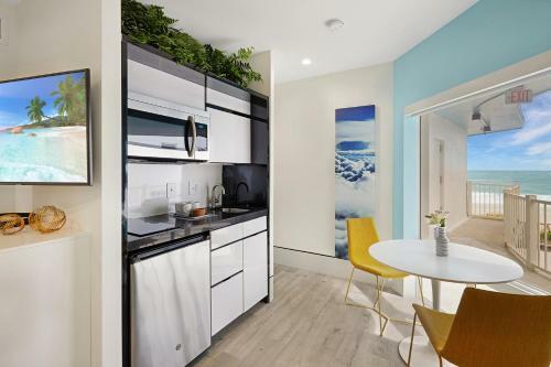 Hotel Ocean Treasure Beachside Suites