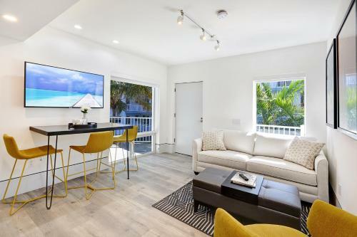 Hotel Ocean Treasure Beachside Suites