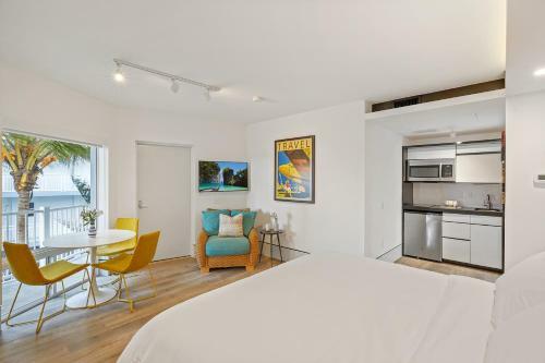 Hotel Ocean Treasure Beachside Suites