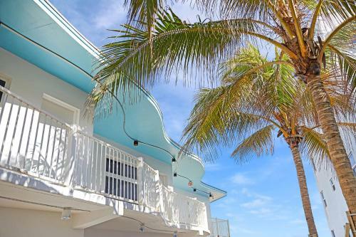 Hotel Ocean Treasure Beachside Suites