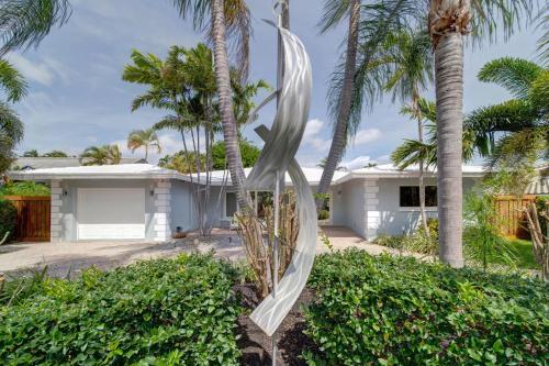 Upscale Modern Beach Home With Saltwater Pool Home