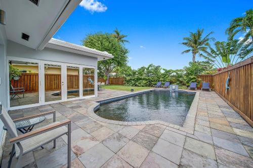 Upscale Modern Beach Home With Saltwater Pool Home