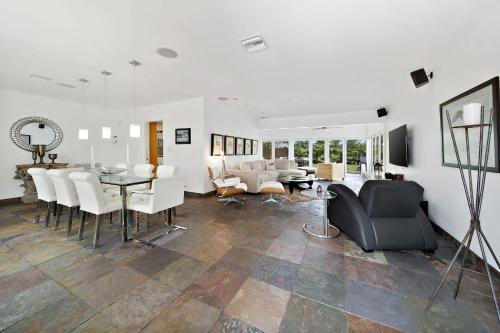 Upscale Modern Beach Home With Saltwater Pool Home