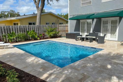 Waterfront Home With Saltwater Pool, 10 Mins To Beach