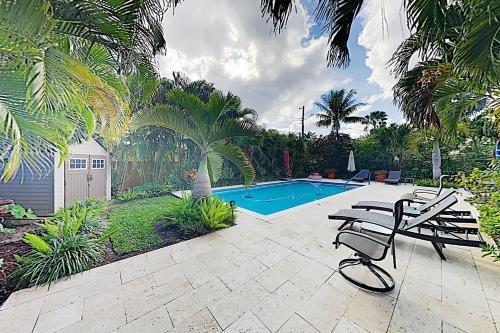 Lush Tropical Retreat With Private Pool - Near Beach Home
