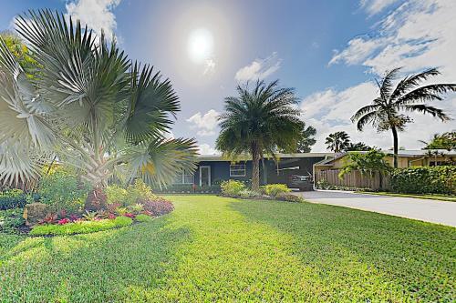 Lush Tropical Retreat With Private Pool - Near Beach Home