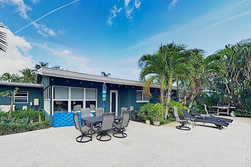 Lush Tropical Retreat With Private Pool - Near Beach Home