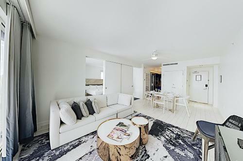 Apartamento New Listing! Modern Resort Condo With Ocean View Condo