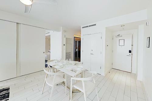 Apartamento New Listing! Modern Resort Condo With Ocean View Condo