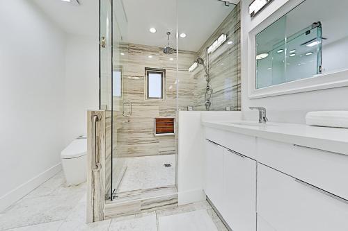 Tropical Smart Home - Heated Pool, Outdoor Kitchen Home