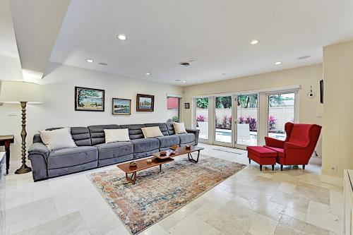 Tropical Smart Home - Heated Pool, Outdoor Kitchen Home
