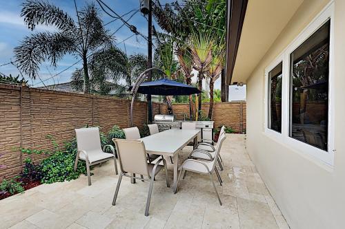 Tropical Smart Home - Heated Pool, Outdoor Kitchen Home